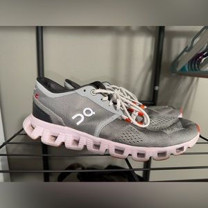 On cloud Alloy Lilly size 7.5